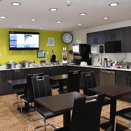 Super 8 By Wyndham Fort Mcmurray Buitenkant foto