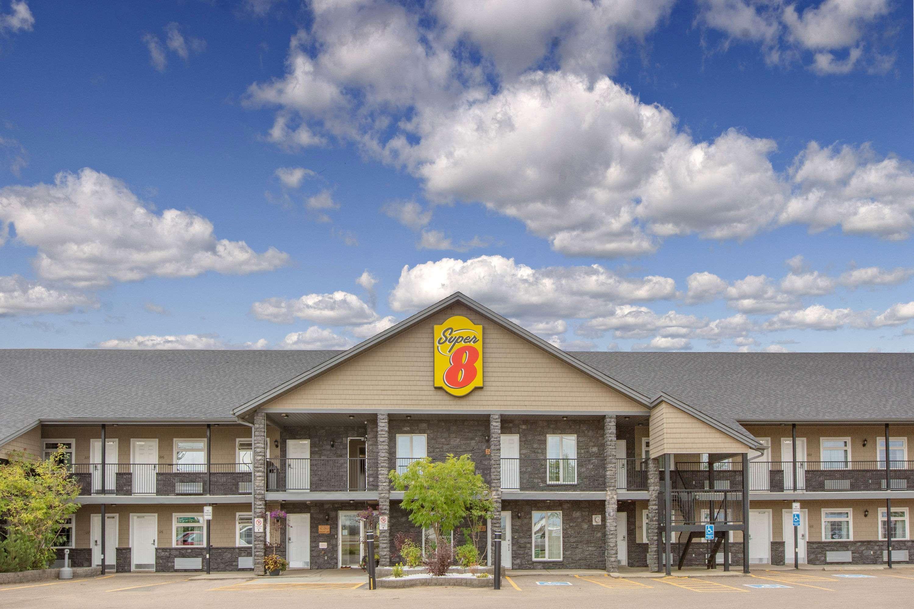 Super 8 By Wyndham Fort Mcmurray Buitenkant foto