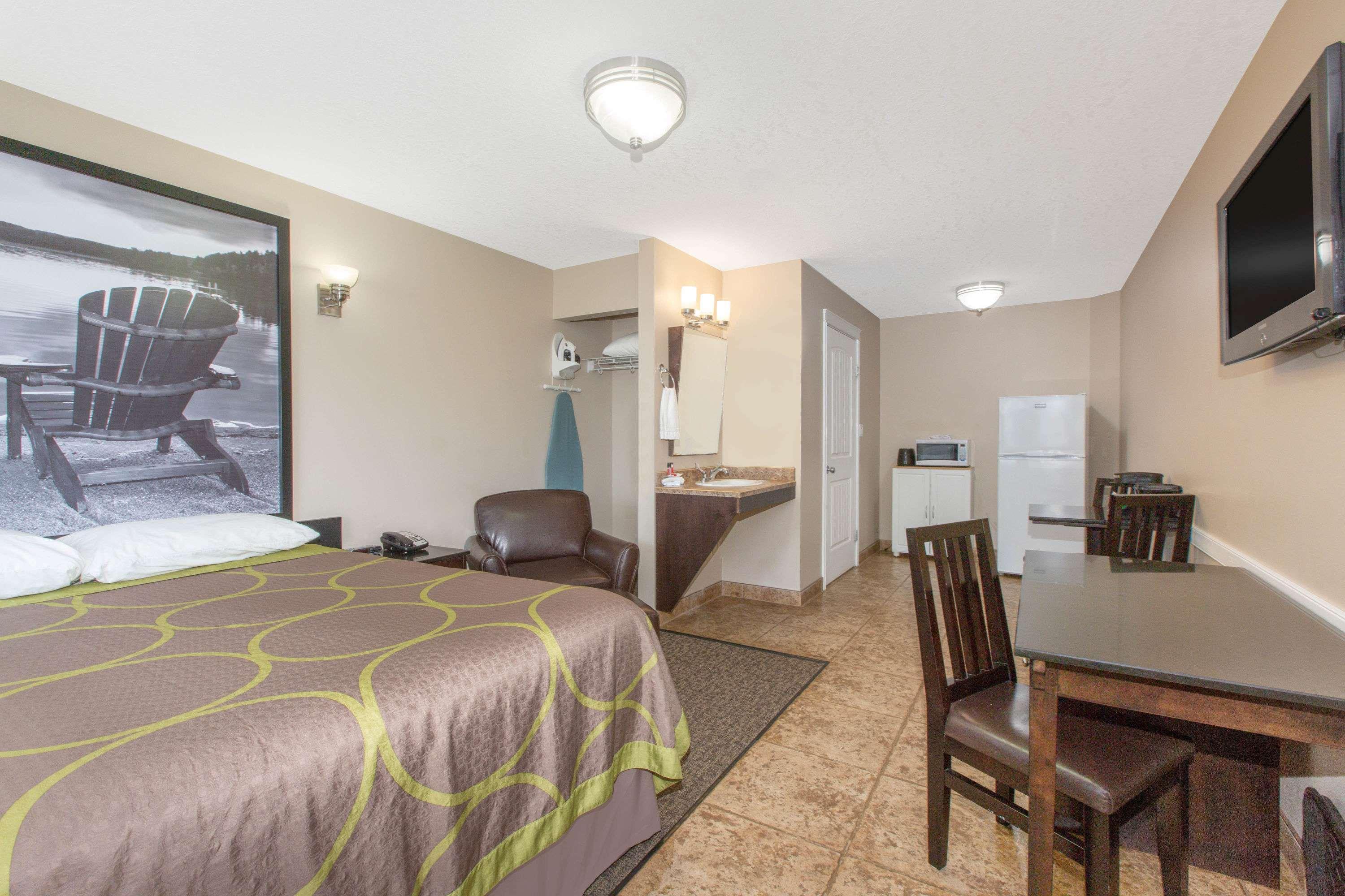 Super 8 By Wyndham Fort Mcmurray Buitenkant foto