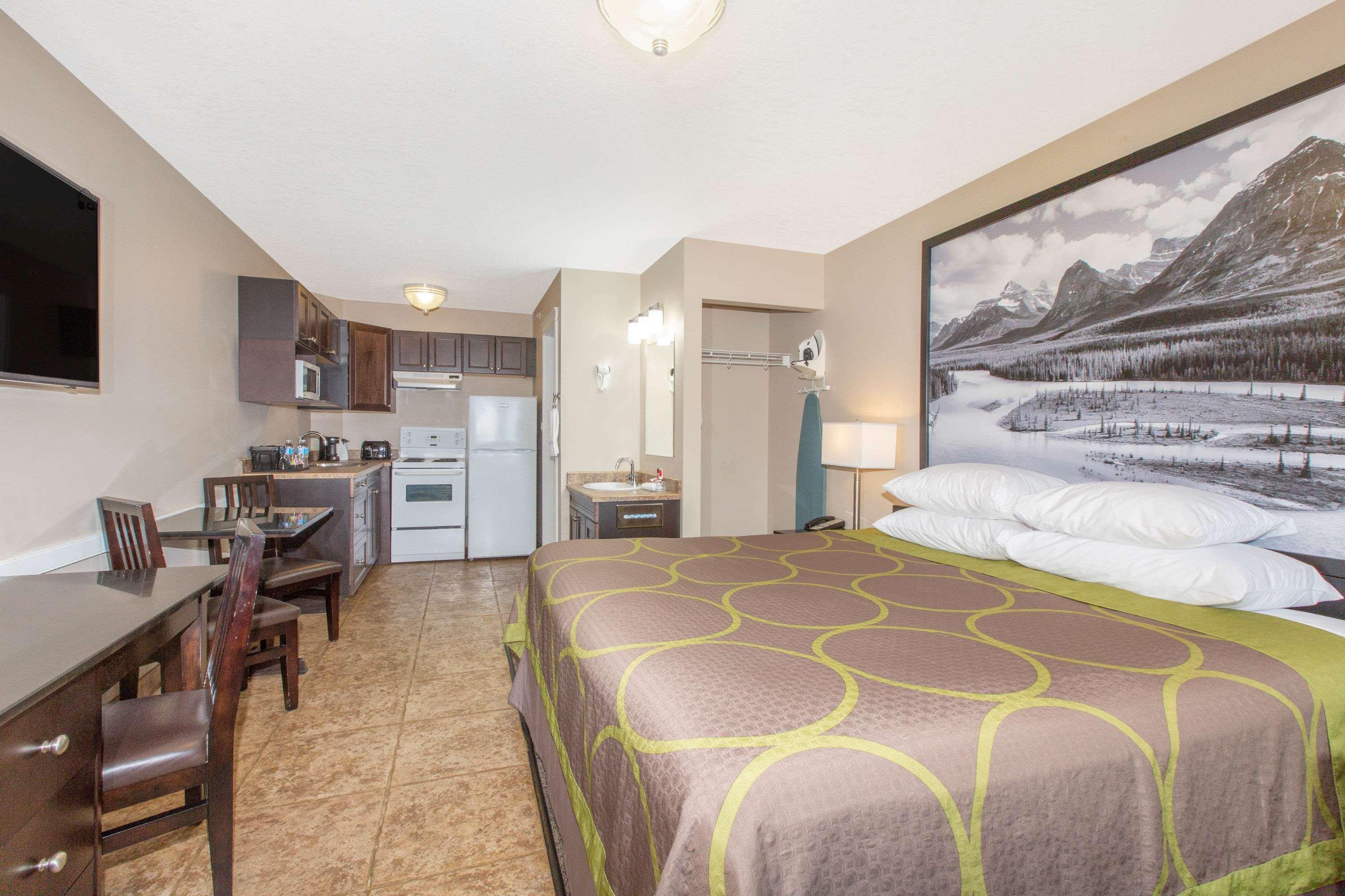Super 8 By Wyndham Fort Mcmurray Buitenkant foto