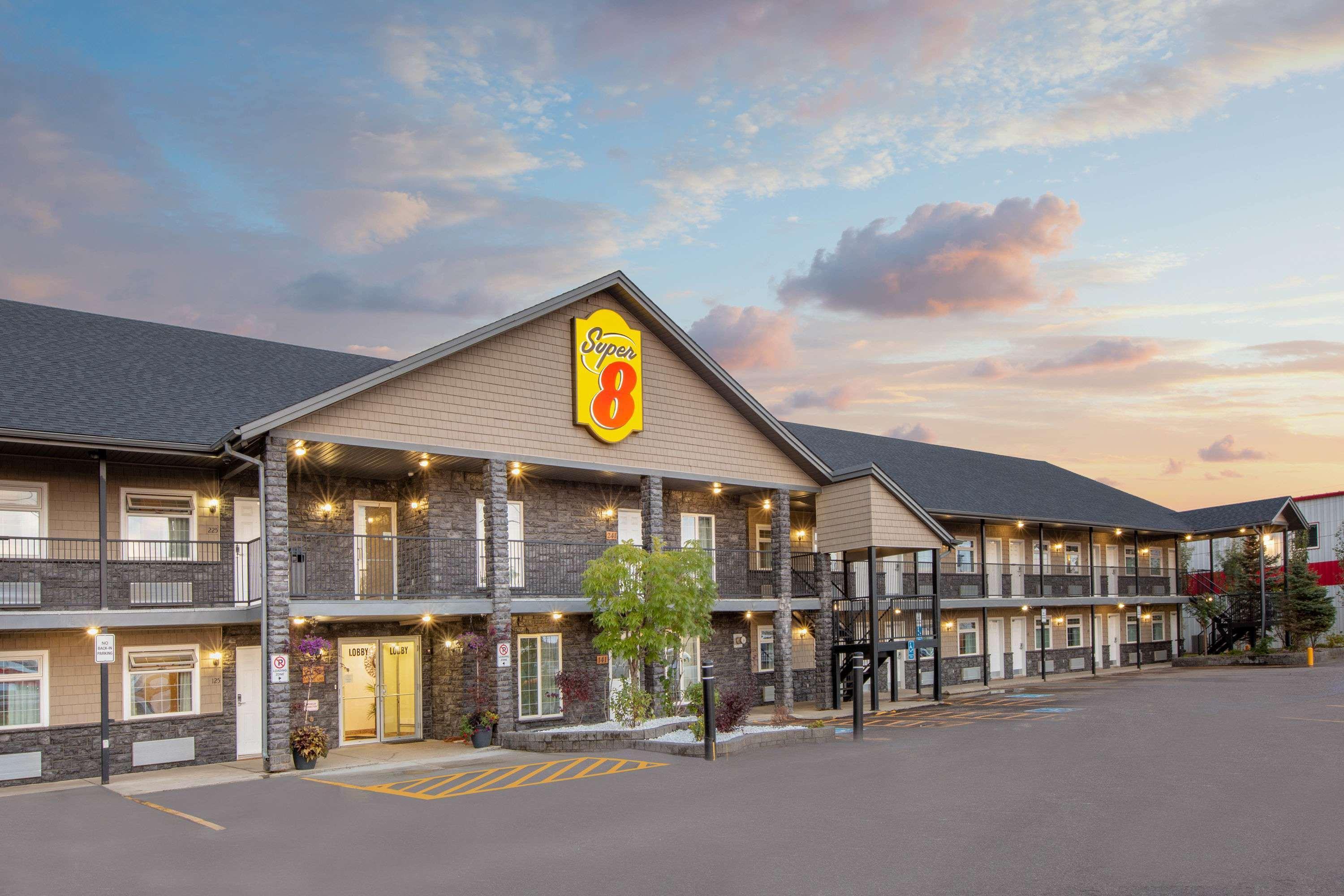 Super 8 By Wyndham Fort Mcmurray Buitenkant foto