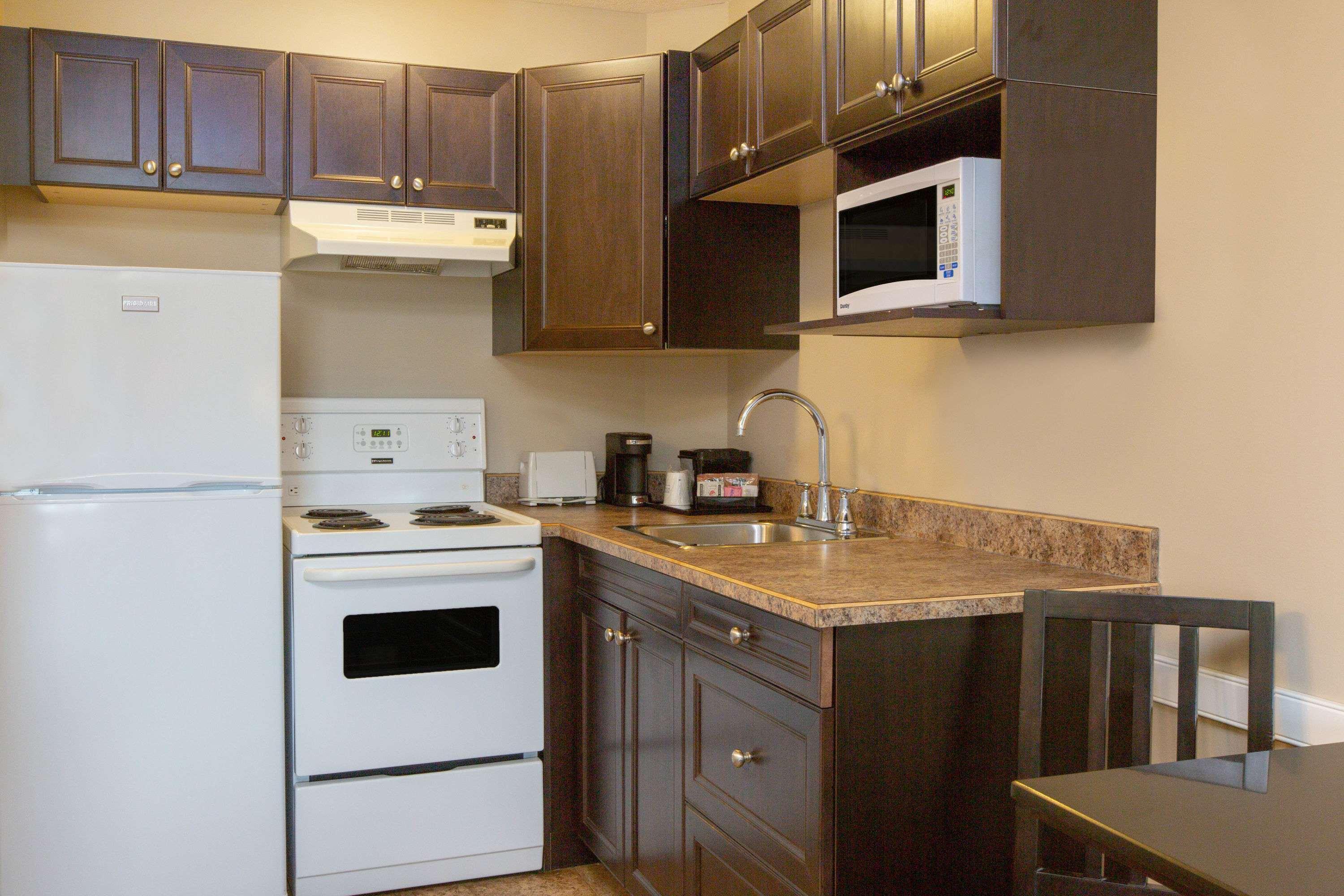 Super 8 By Wyndham Fort Mcmurray Buitenkant foto