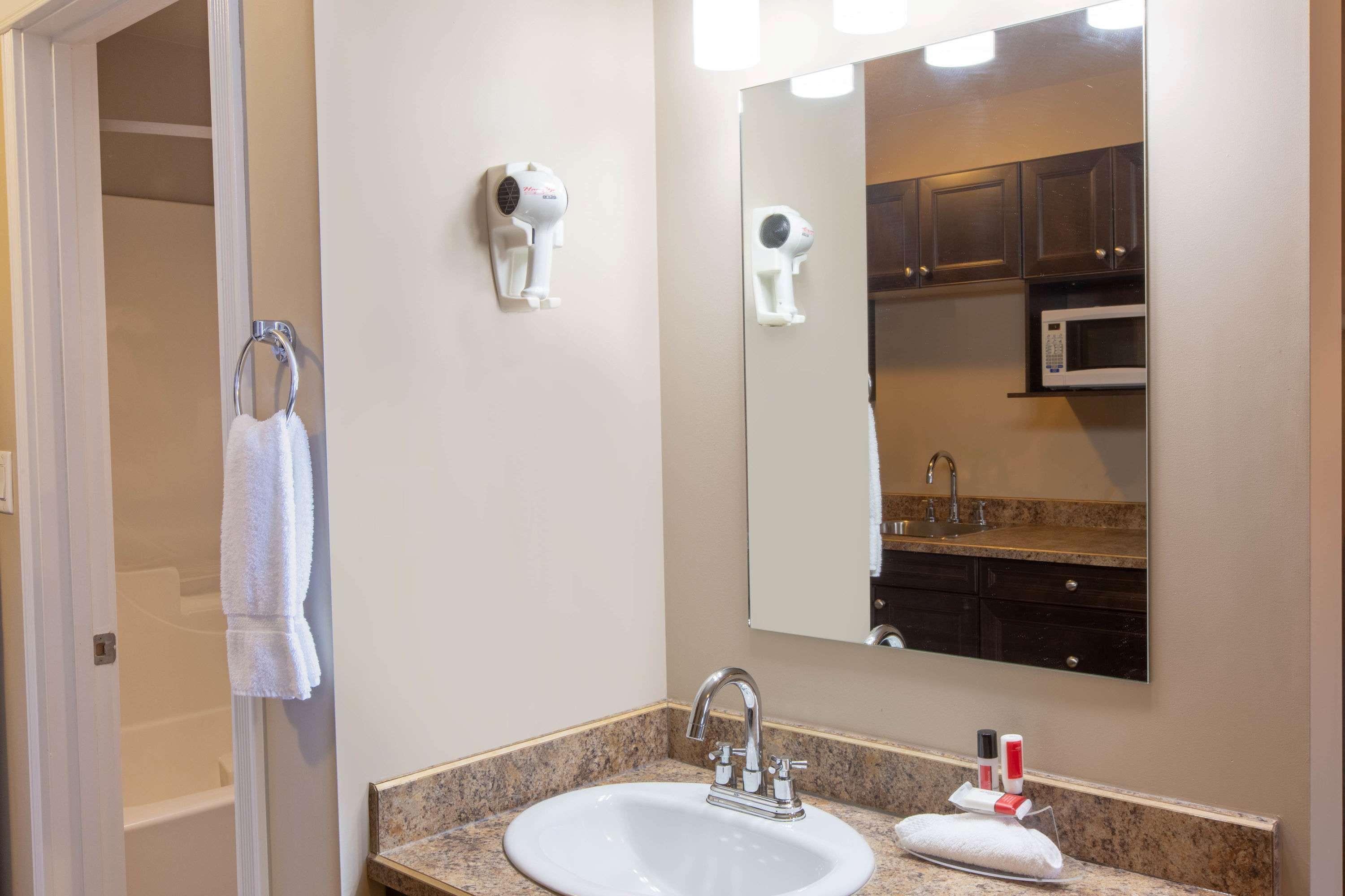 Super 8 By Wyndham Fort Mcmurray Buitenkant foto