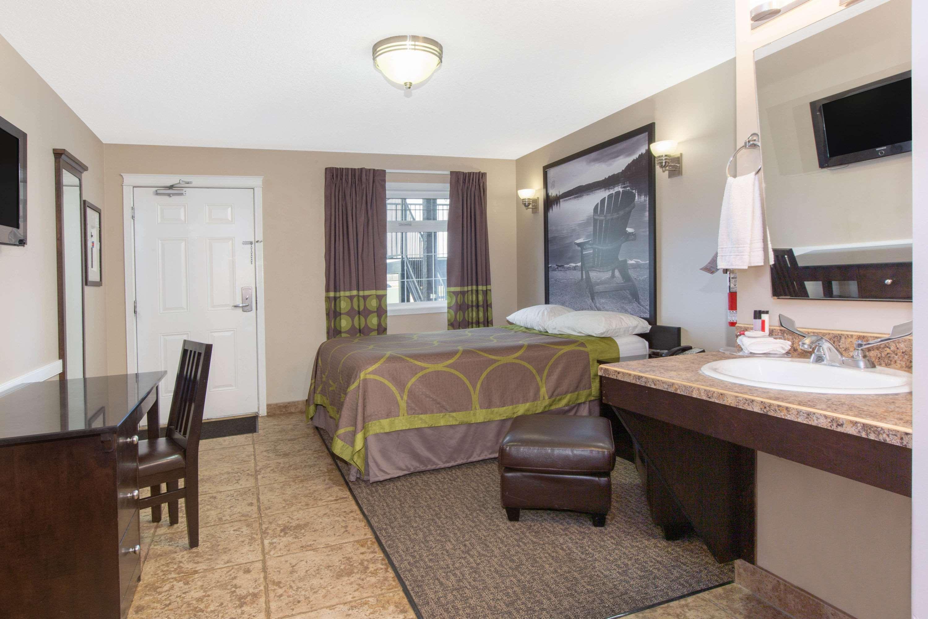 Super 8 By Wyndham Fort Mcmurray Buitenkant foto