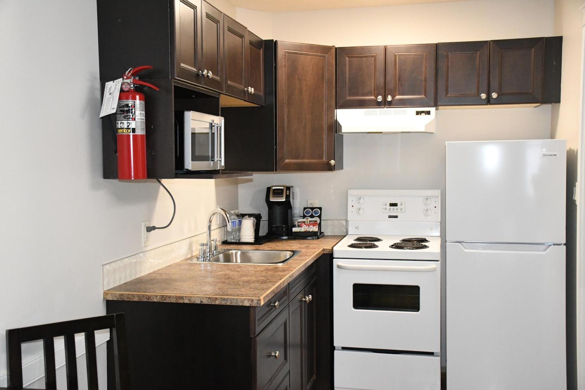 Super 8 By Wyndham Fort Mcmurray Buitenkant foto