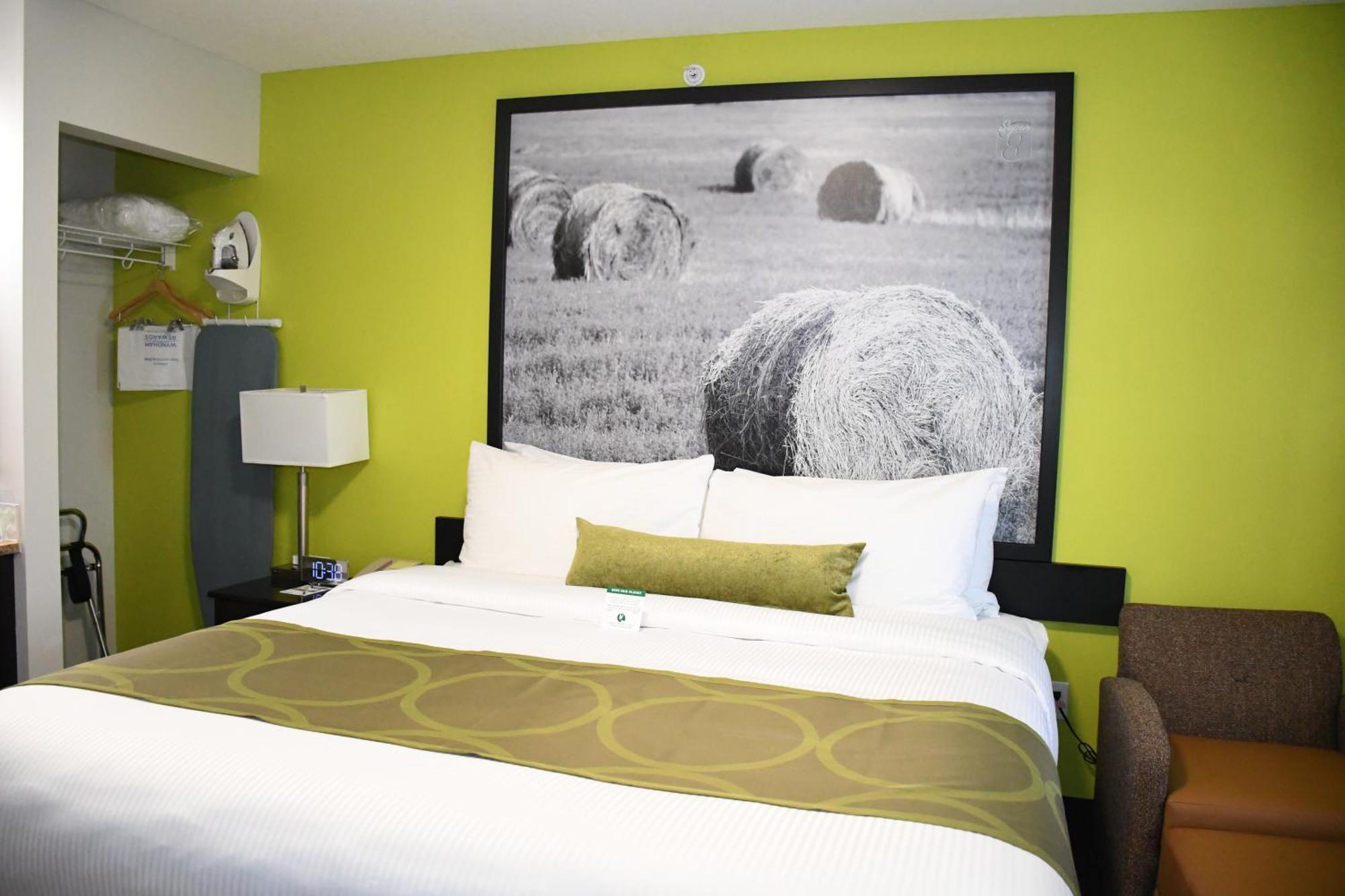 Super 8 By Wyndham Fort Mcmurray Buitenkant foto