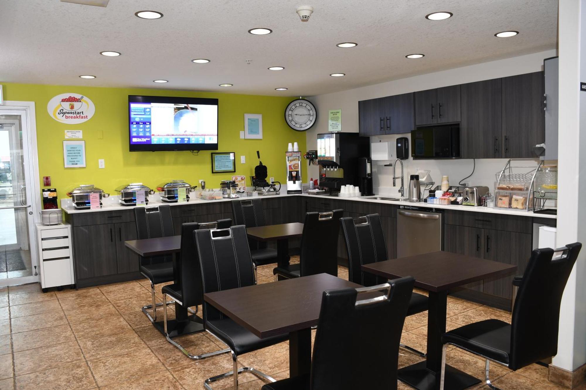 Super 8 By Wyndham Fort Mcmurray Buitenkant foto