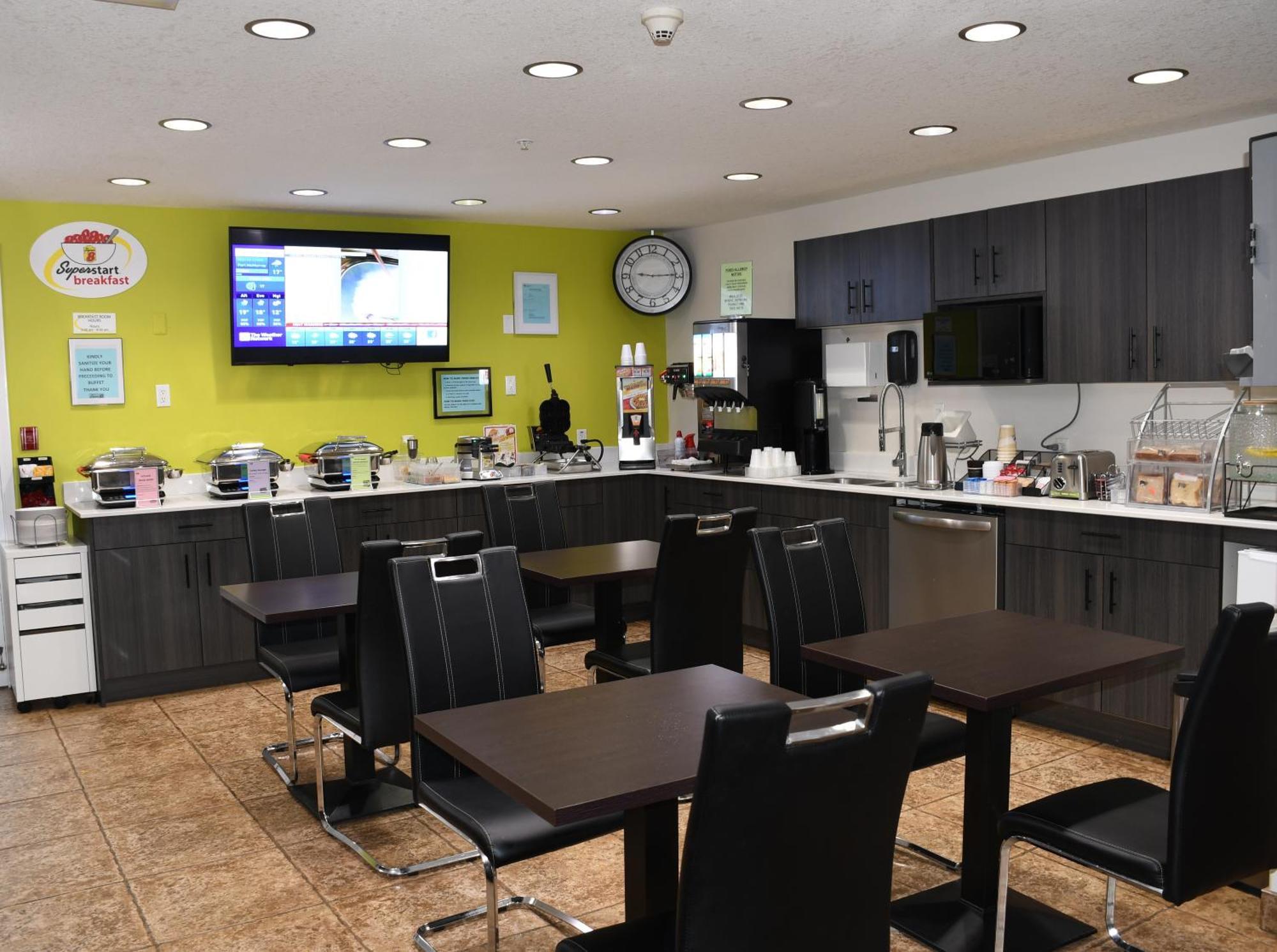 Super 8 By Wyndham Fort Mcmurray Buitenkant foto