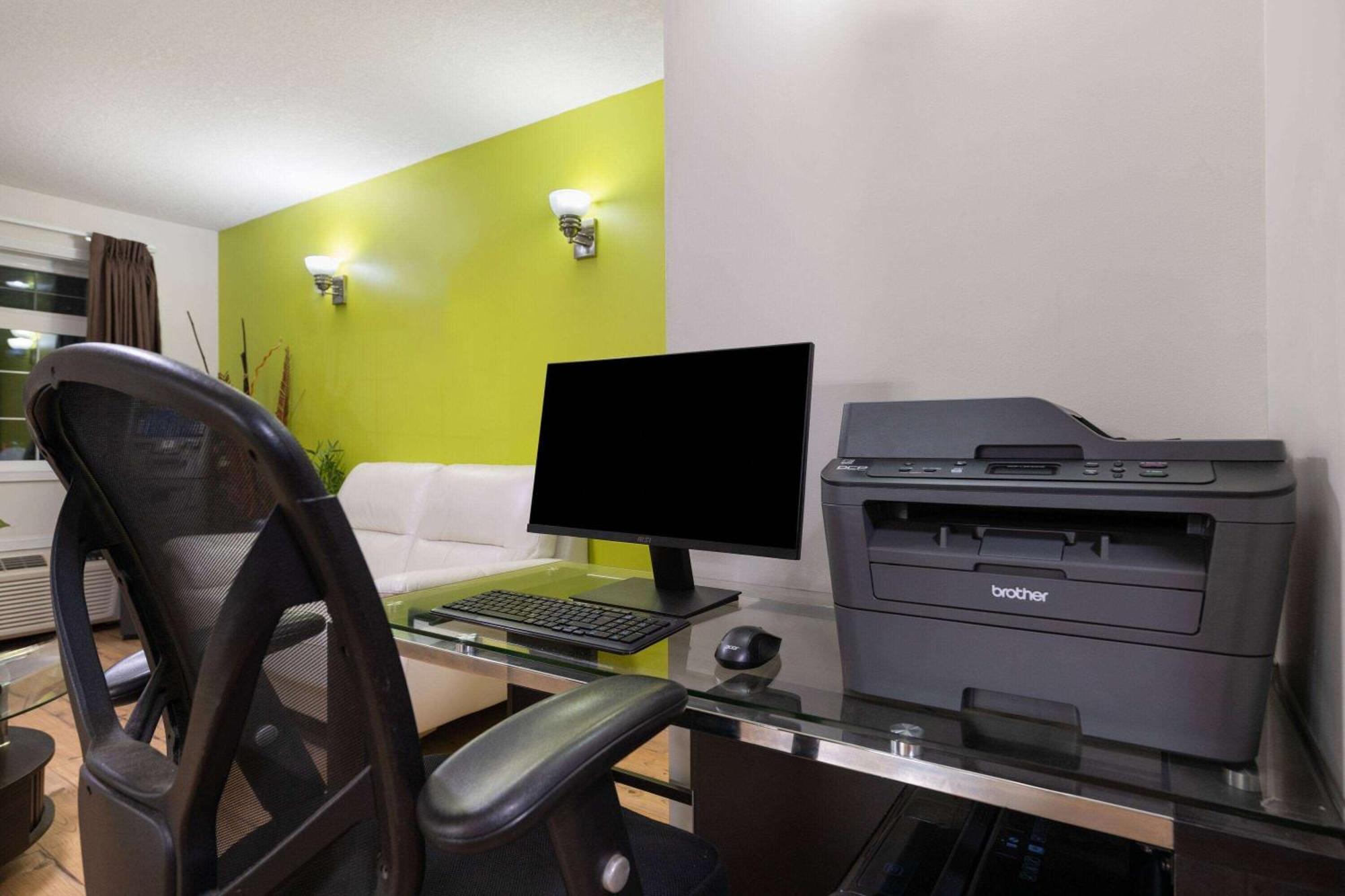 Super 8 By Wyndham Fort Mcmurray Buitenkant foto