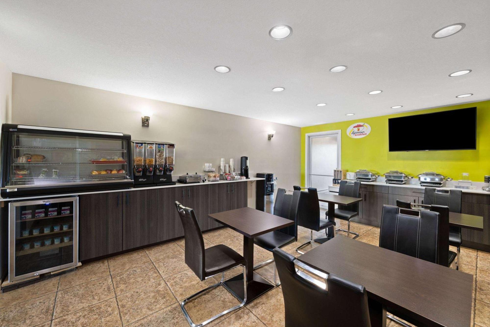 Super 8 By Wyndham Fort Mcmurray Buitenkant foto