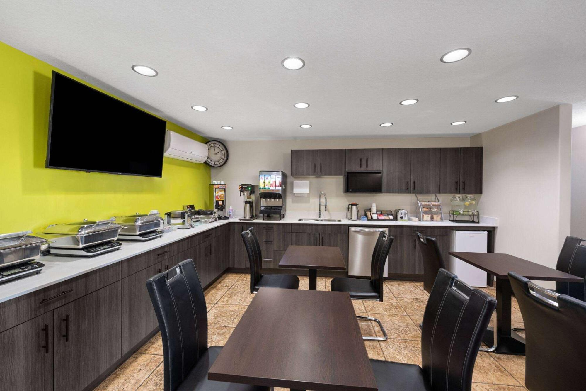 Super 8 By Wyndham Fort Mcmurray Buitenkant foto