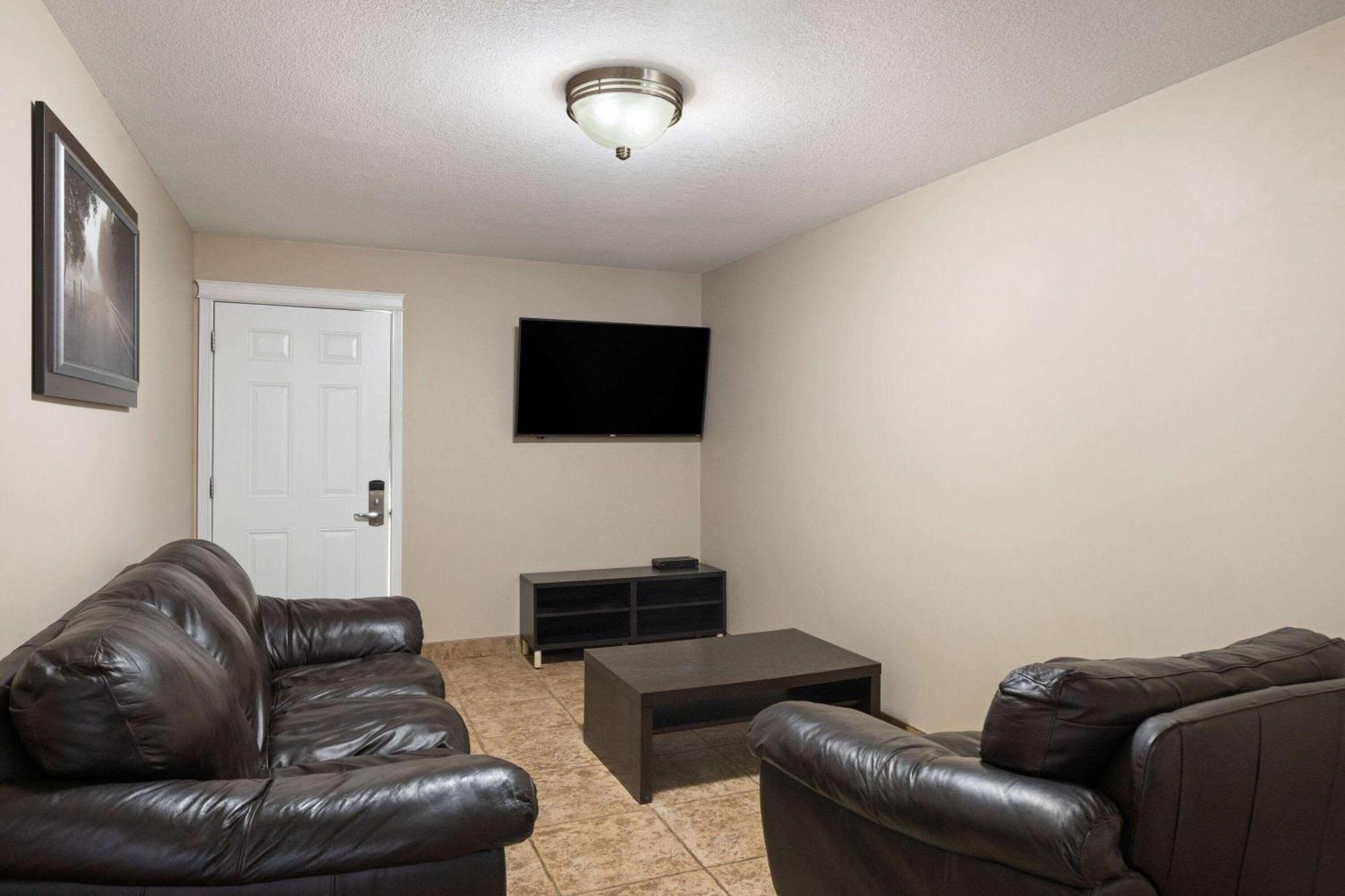Super 8 By Wyndham Fort Mcmurray Buitenkant foto
