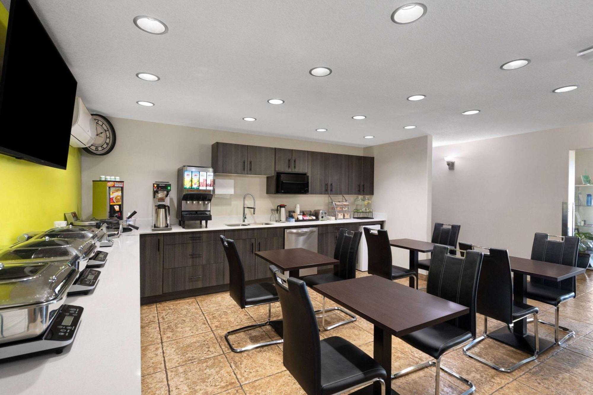 Super 8 By Wyndham Fort Mcmurray Buitenkant foto