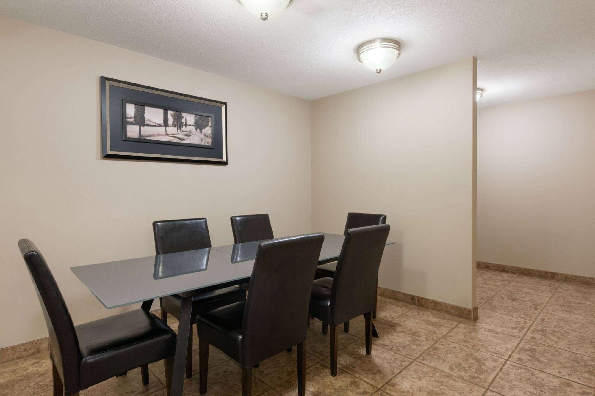 Super 8 By Wyndham Fort Mcmurray Buitenkant foto
