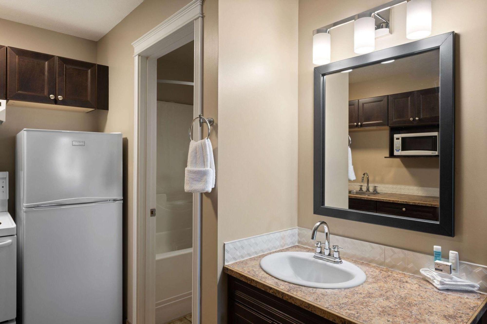 Super 8 By Wyndham Fort Mcmurray Buitenkant foto
