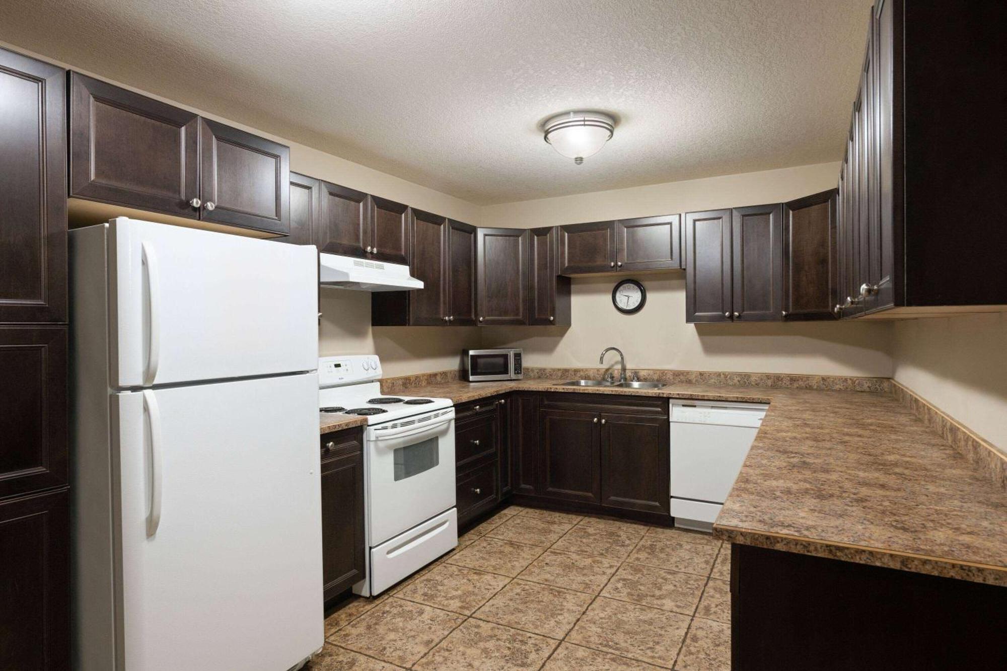 Super 8 By Wyndham Fort Mcmurray Buitenkant foto
