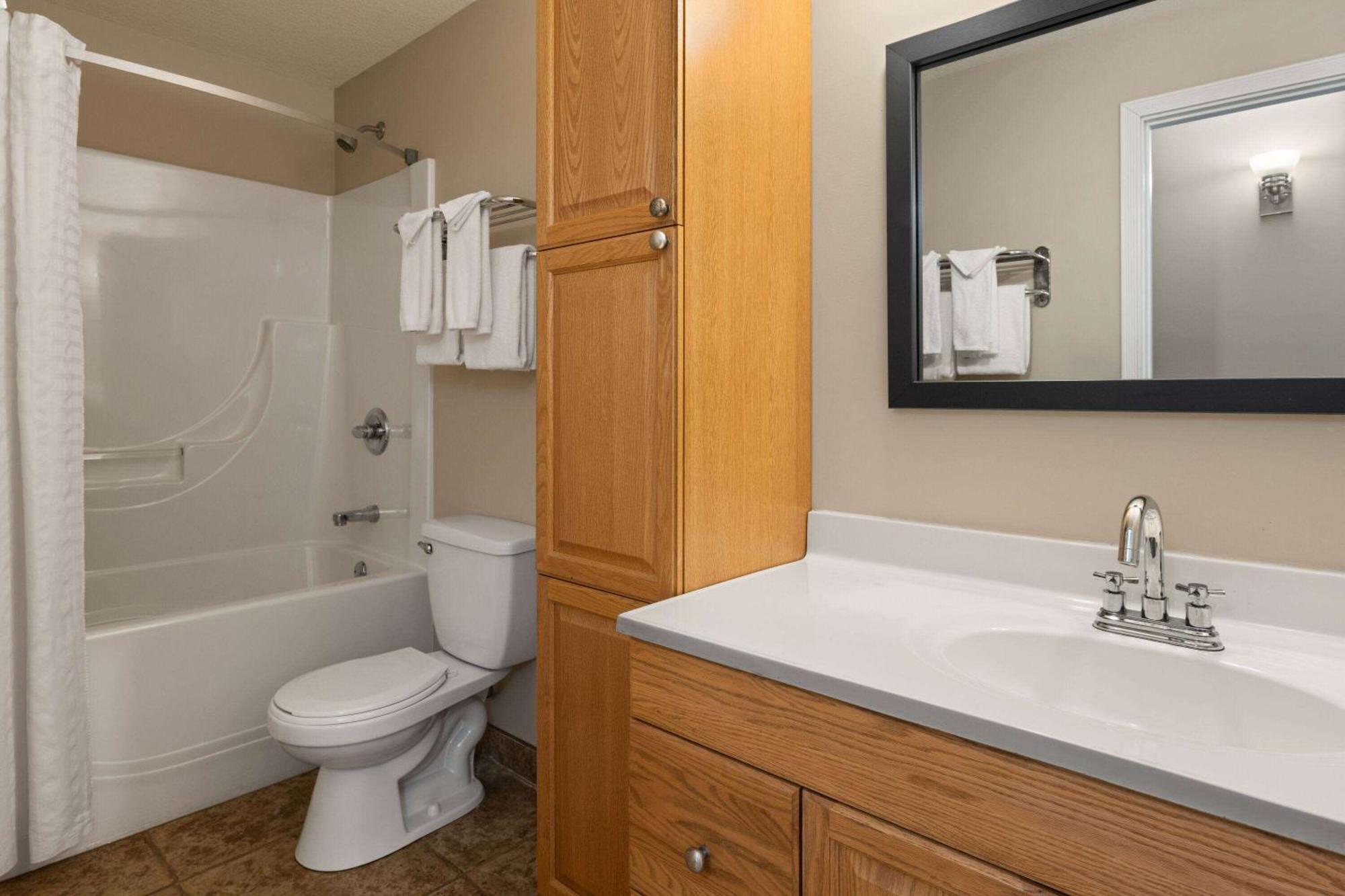 Super 8 By Wyndham Fort Mcmurray Buitenkant foto