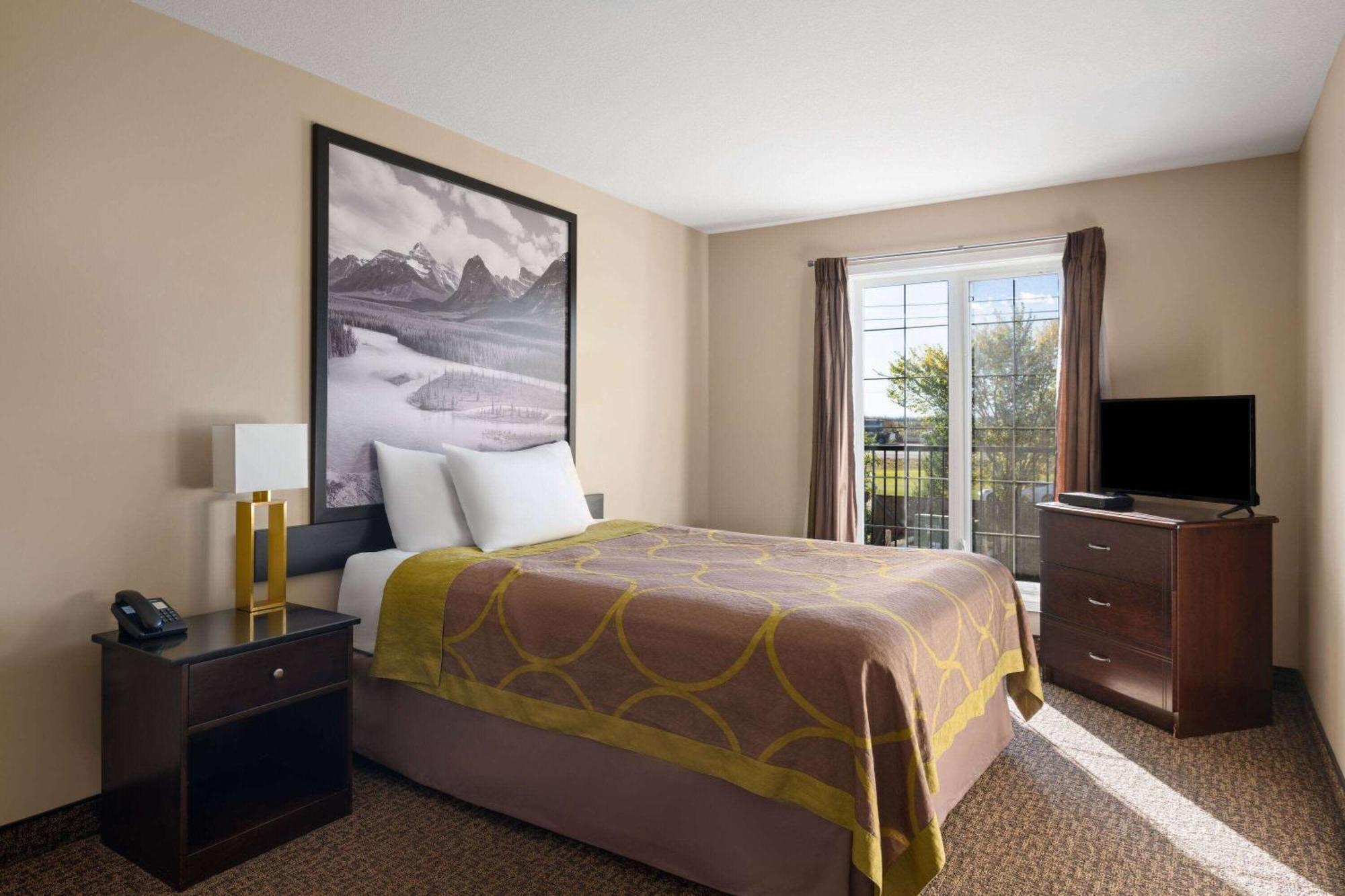 Super 8 By Wyndham Fort Mcmurray Buitenkant foto