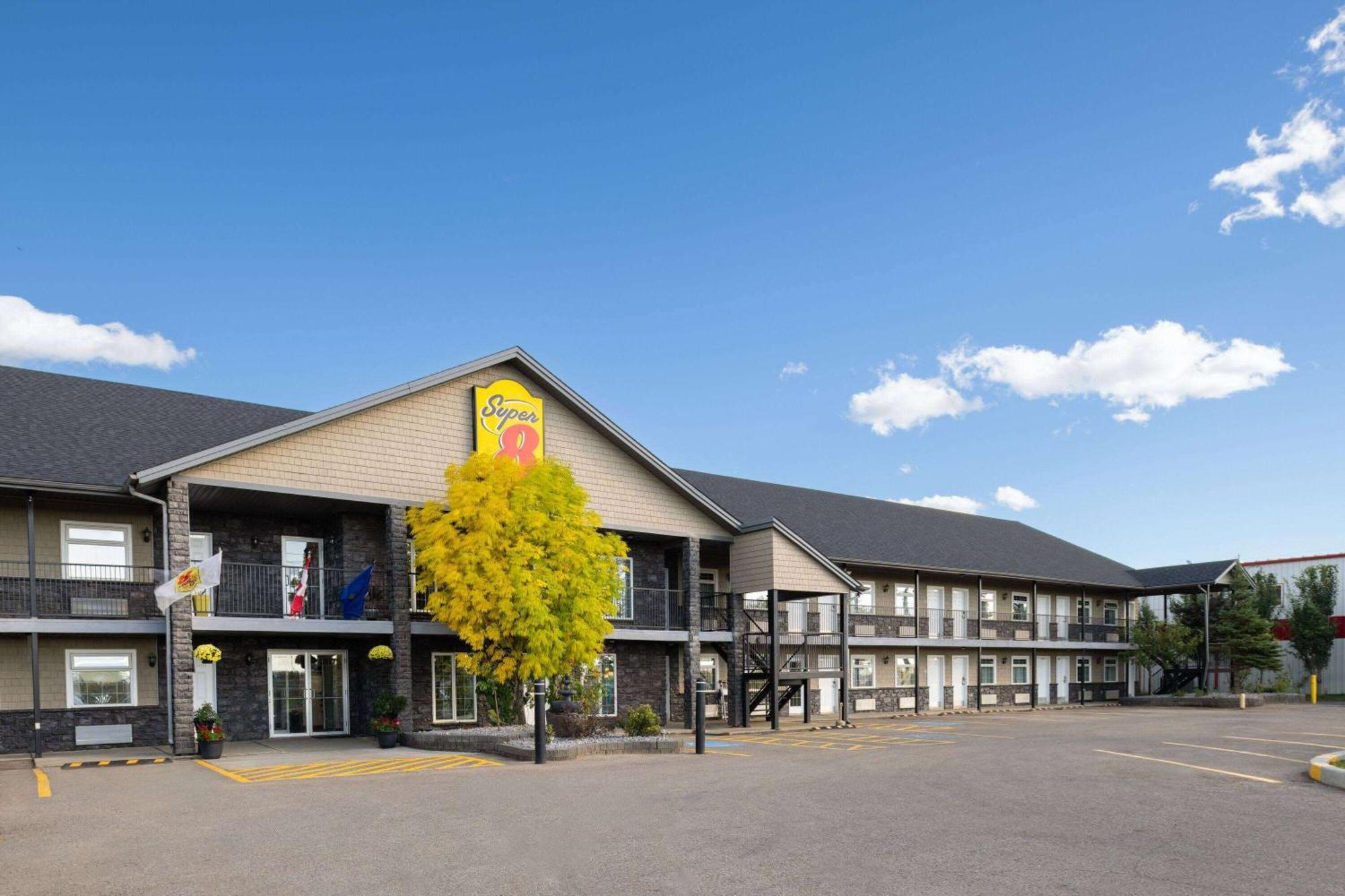 Super 8 By Wyndham Fort Mcmurray Buitenkant foto