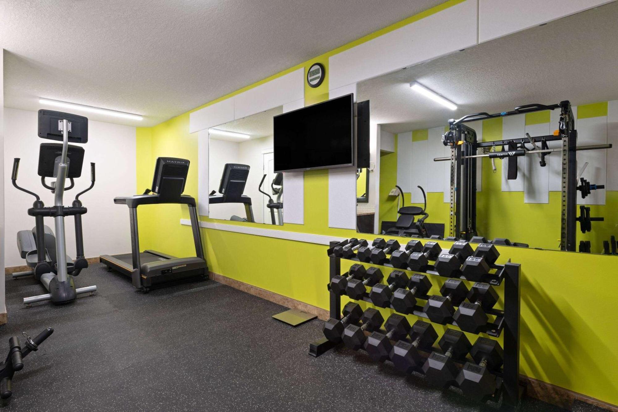 Super 8 By Wyndham Fort Mcmurray Buitenkant foto