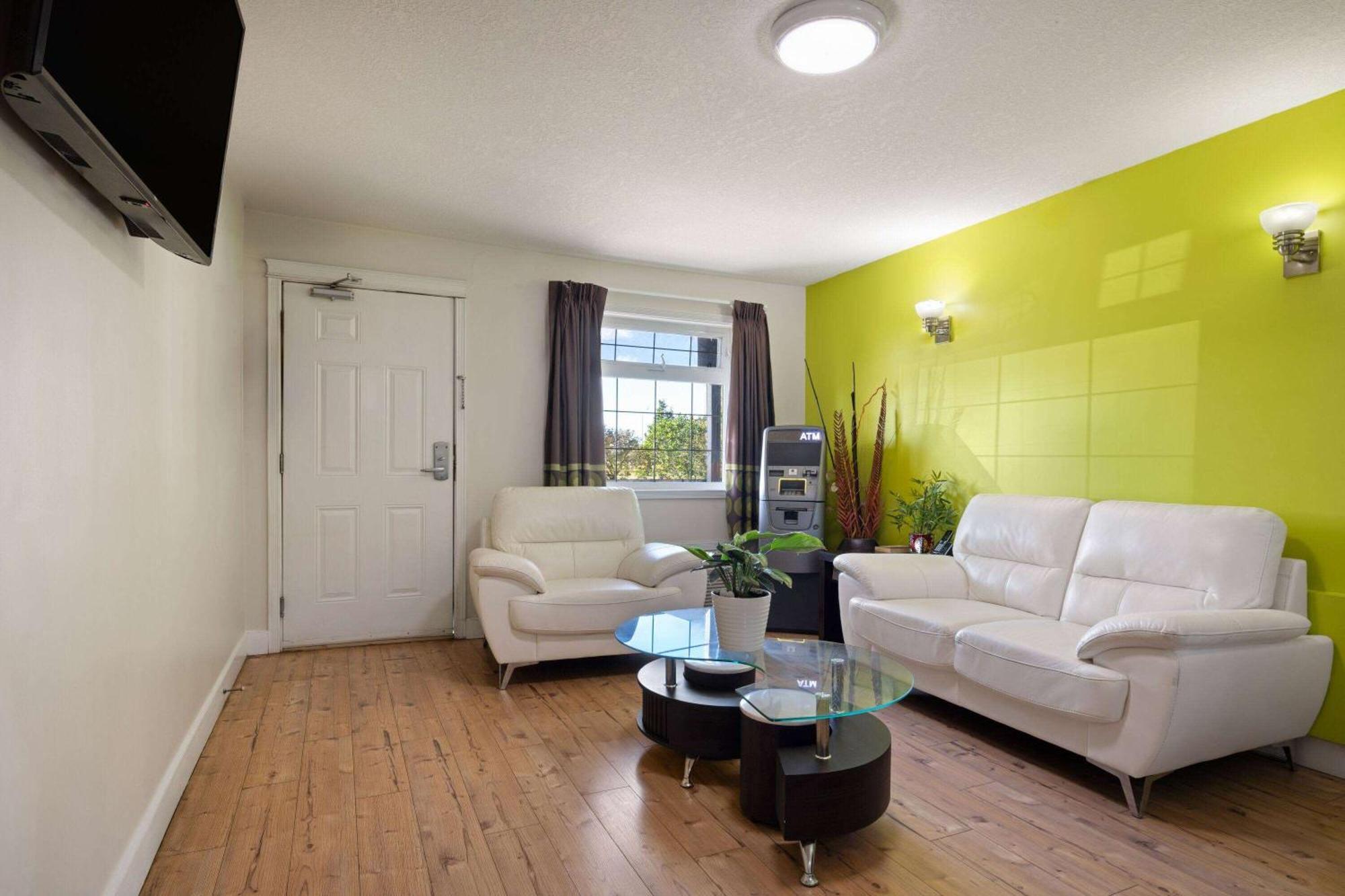 Super 8 By Wyndham Fort Mcmurray Buitenkant foto
