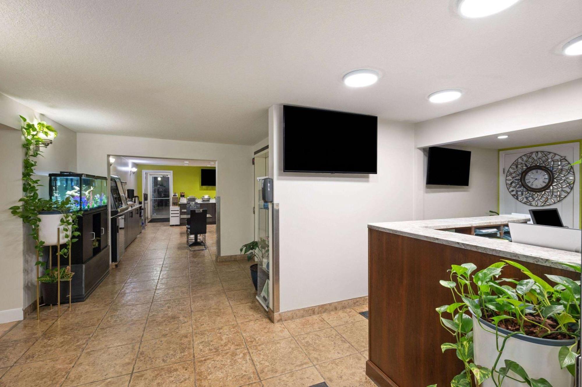 Super 8 By Wyndham Fort Mcmurray Buitenkant foto