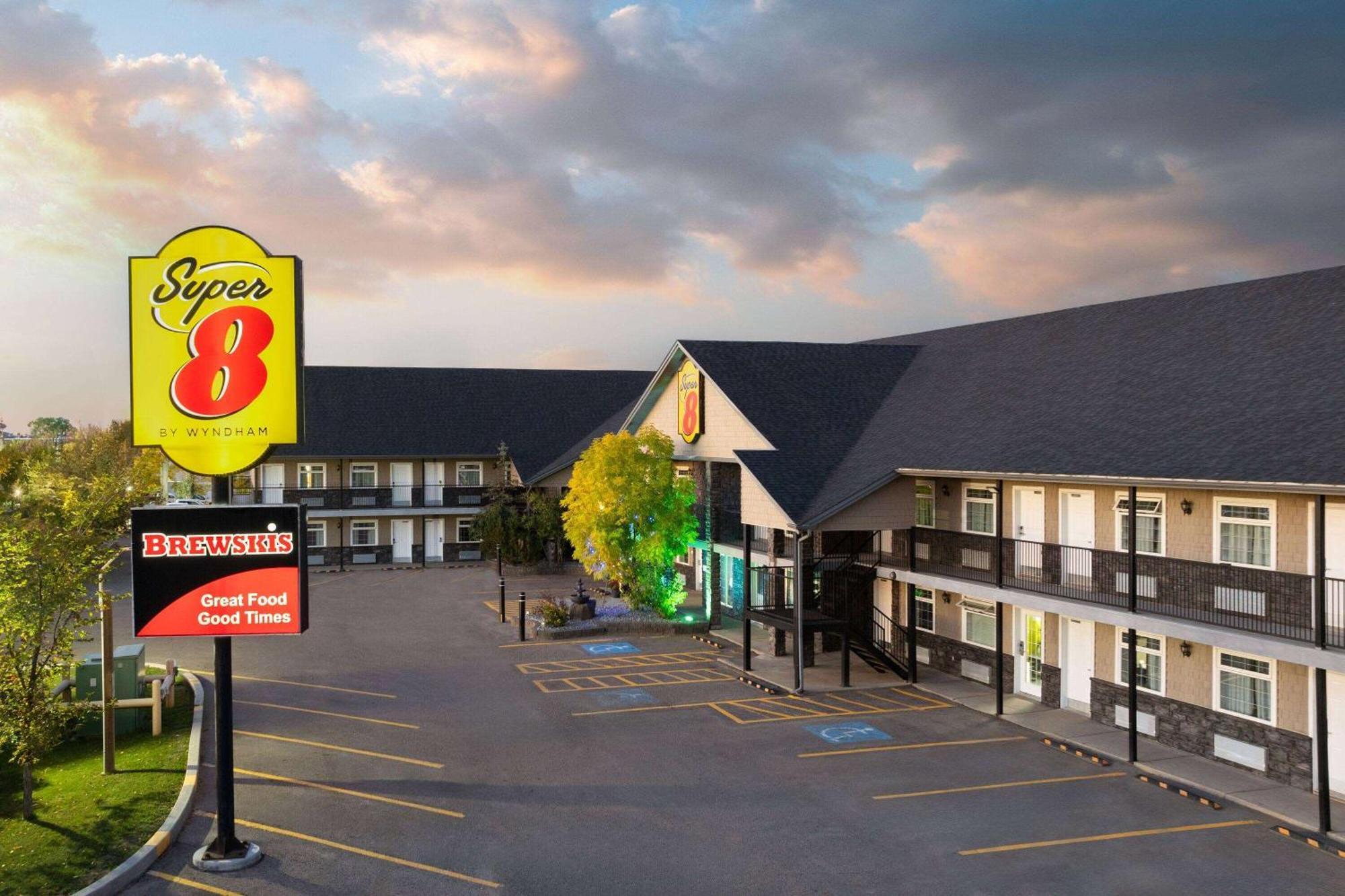 Super 8 By Wyndham Fort Mcmurray Buitenkant foto