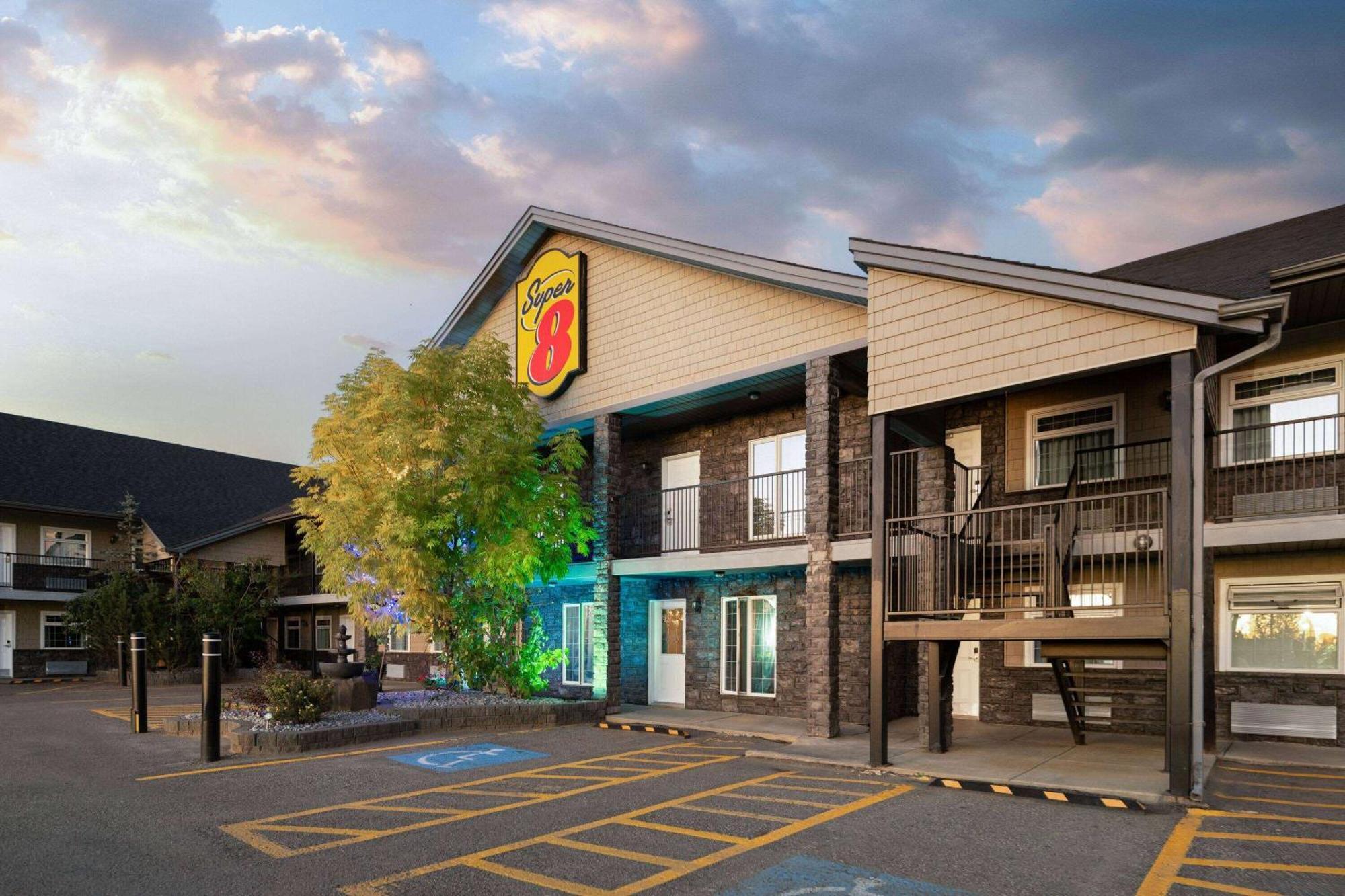 Super 8 By Wyndham Fort Mcmurray Buitenkant foto