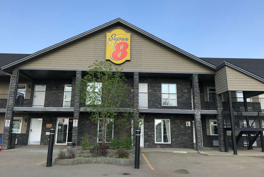 Super 8 By Wyndham Fort Mcmurray Buitenkant foto