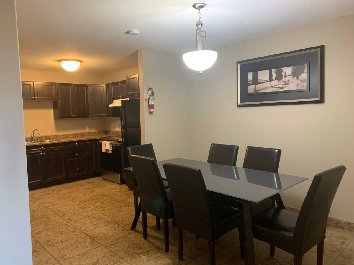 Super 8 By Wyndham Fort Mcmurray Buitenkant foto