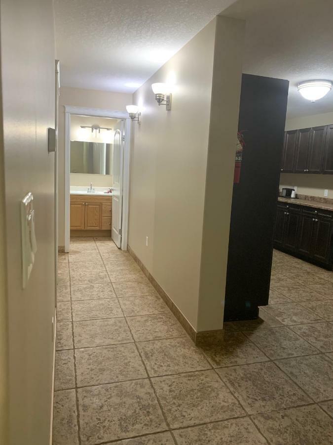 Super 8 By Wyndham Fort Mcmurray Buitenkant foto